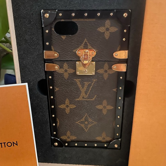 LOUIS VUITTON
Monogram Canvas Eye Trunk iPhone 7 Plus Cover/Case - Picture 2 of 15
